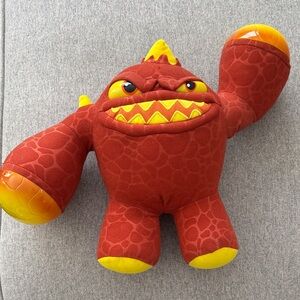 Skylander plush with sounds and lights. Requires 2 AA batteries, included.